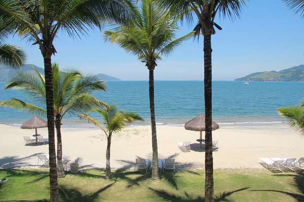 Mangaratiba, RJ: a cerca de 90 km do Rio de Janeiro, Mangaratiba é uma pequena enseada com uma boa infraestrutura turística para visitar as belezas da região. Mangaratiba tem praias como Muriqui, Praia Grande e Ibicuí, com águas claras e areias rodeadas de vegetação nativa.