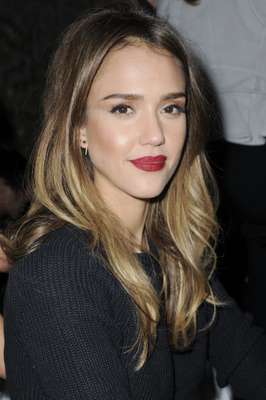 La noche parisina fue testigo el pasado domingo de la última fiesta celebrada por la firma 'Diesel'. Una velada en la que no faltaron los rostros conocidos, y en la que destacó la presencia de Jessica Alba quien para la ocasión decidió abusar del maquillaje.