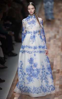 Valentino rindió homenaje a la pintura flamenca con un prêt-à-porter delicado y con colorido, encajes y flores que treparon por las prendas.