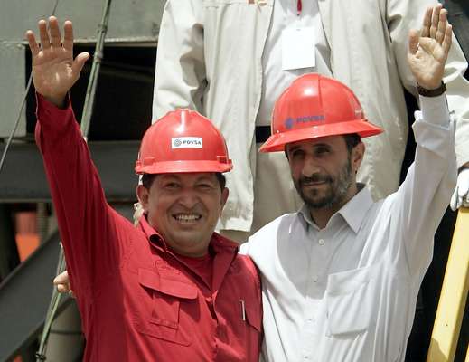 Hugo Chávez falleció este 5 de marzo de 2013. Cuando ganó las elecciones el pasado mes de octubre no imaginó que no podría asumir. Pero, ¿cuán activa fue la vida política de Hugo Chavez? A continuación un recuento por algunas de sus apariciones. En esta fotografía der archivo del 18 de septiembre de 2006, se ve al presidente venezolano Hugo Chávez, izquierda, y al presidente iraní Mamud Ahmadinejad, mientras saludan ante la prensa durante la inauguración de la perforación petrolera de San Tomé, Venezuela.