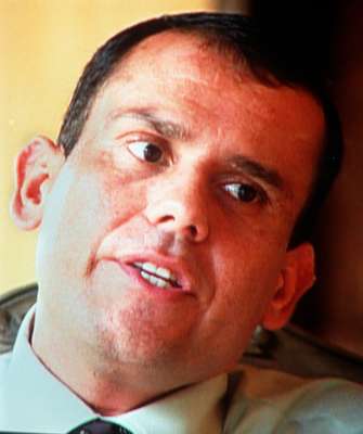 El excomandante de las Autodefensas, Carlos Castaño Gil, nació en Amalfi, Antioquia, el 15 de mayo de 19651 y murió 16 de abril del 2004.