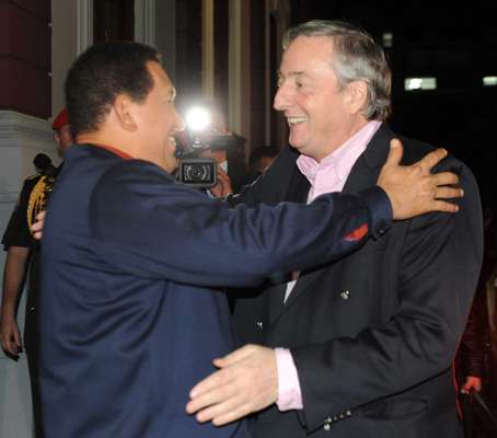 A las 16:25 de este 5 de marzo del 2013, a los 58 años, murió el presidente reelecto de Venezuela, Hugo Chávez Frías. Su estado de salud se agravó en las últimas horas, y bajó los brazos en su lucha con el cáncer. Chávez ha sido durante sus presidencias un aliado estratégico de Argentina, y la misma Cristina Fernández de Kirchner se refería a él como a un gran amigo. Hay sido numerosos los convenios económicos firmados entre ambos países, y el bolivariano junto a Néstor Kirchner primero y a Cristina después ha sido uno de los impulsores de la unión latinoamericana a través de acuerdos en el económico y por medio de organizaciones en lo político, como la UNASUR. Sin dudas que el petróleo de Venezuela fue una de claves de la buena relación con Argentina, pero lo económico fue desbordado por la amistad que construyeron Chávez y Cristina.