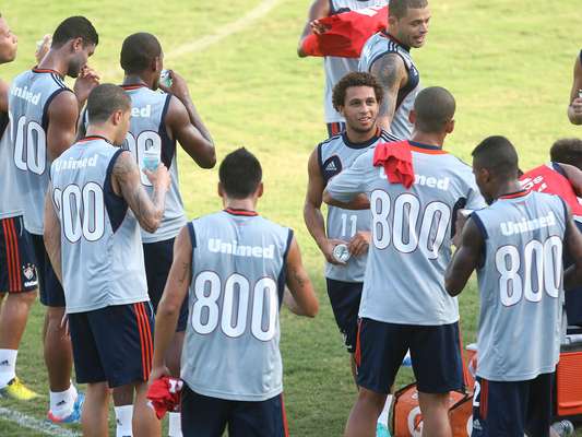Jogadores treinam com o número 800 nas costas; o Fluminense pretende completar marca de 800 mil torcedores em jogos como mandante na Copa Libertadores
