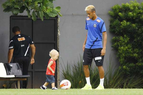 O atacante Neymar levou o filho David Lucca ao CT Rei Pelé nesta quarta-feira e brincou com o menino depois do treino do Santos