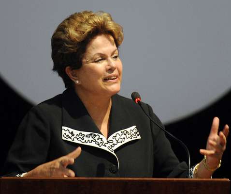 A presidente brasileira, Dilma Rousseff, lamentou a morte de Chávez durante discurso no Congresso Nacional de Trabalhadores e Trabalhadoras Rurais, em Brasília, onde pediu um minuto de silêncio