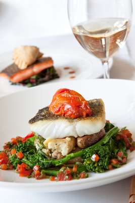Cardápio com peixe, vinho ou chocolate contém substâncias importantes para o bom funcionamento cardiovascular