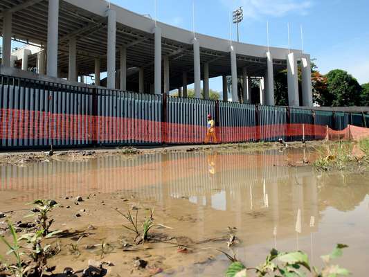 Depois das chuvas que castigaram a cidade do Rio de Janeiro na terça-feira, os operários que trabalham nas obras do entorno do estádio passaram a manhã desta quarta limpando o lixo que se acumulou e tirando água dos buracos feitos para passagem de encanamentos