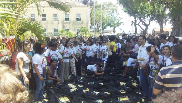 Educadores da rede municipal de Salvador devolveram os kits com os livros did&aacute;ticos considerados inapropriados