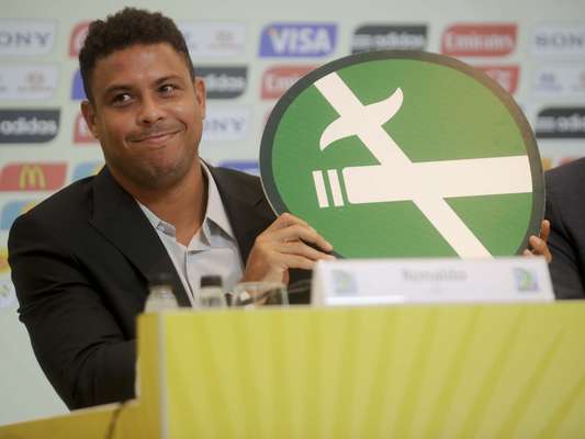 Ronaldo exibe sinalização indicando a proibição do fumo nos estádios durante a Copa do Mundo de 2014 e a Copa das Confederações de 2013, ambas a serem realizadas no Brasil. Veja mais fotos: