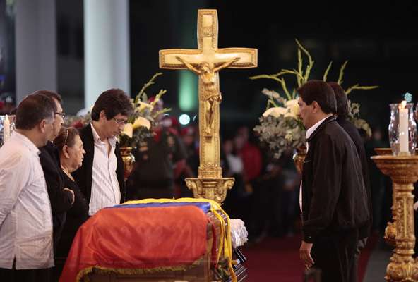 Elena Frías, madre del presidente venezolano Hugo Chávez, y sus hermanos Adán, segundo desde la izquierda, Argenis, primero a la derecha, y Adelis, cuarto desde la derecha, montan guardia de honor ante el féretro del mandatario en un salón de la Academia Militar, en Caracas, el miércoles 6 de marzo de 2013. El velorio durará tres días y Venezuela decretó siete días de luto nacional. (Foto AP/Palacio Presidencial de Miraflores)