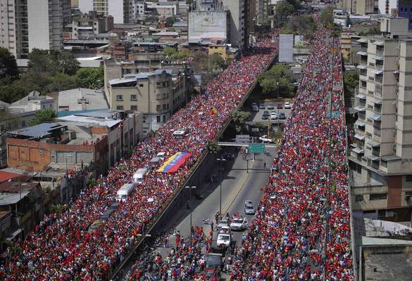 https://p2.trrsf.com/image/fget/cf/fit-in/600/400/images.terra.com/2013/03/08/10-funeral-chavez-rtr.JPG