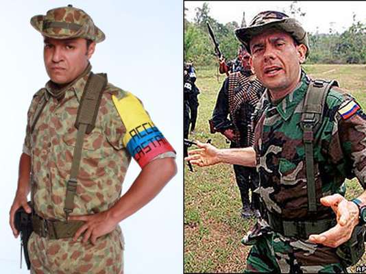 Julián Román interpreta a Carlos Castaño, un paramilitar colombiano que lideró grupos armados ilegales de extrema derecha ligados al tráfico de drogas en Colombia.