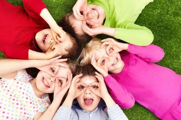 Brincadeiras lúdicas com temática de Páscoa estimulam a imaginação infantil