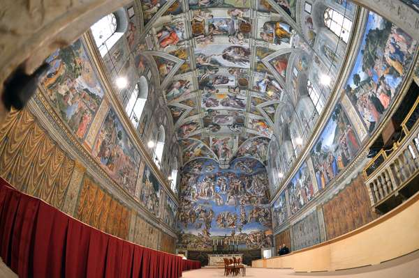 Funcionários do Vaticano preparam, desde o fim de semana, o local que vai receber os 115 cardeais que escolherão o novo papa católico