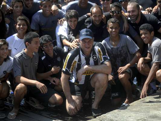 Com dois cenários distintos, o Prêmio Laureus do esporte desembarca no Rio de Janeiro para sua primeira edição na cidade. De um lado, a favela Nova Holanda, ainda sem pacificação, recebe a fundação que organiza o prêmio; do outro, ídolos como o remador Steve Redgrave (foto) praticam esportes com atletas