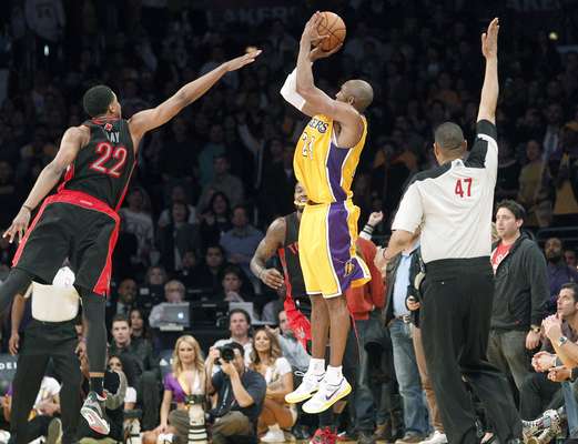 Sob a liderança de Kobe Bryant, o Los Angeles Lakers conseguiu uma virada espetacular sobre o Toronto Raptors em casa nesta sexta-feira e renovou sua esperança de alcançar os playoffs: 118 a 116