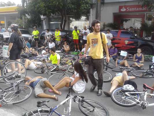 Ciclistas se reuniram na tarde deste domingo para protestar em frente ao distrito policial para onde o motorista responsável por atropelar um homem que andava de bicicleta foi encaminhado. A vítima teve um dos braços amputado no acidente