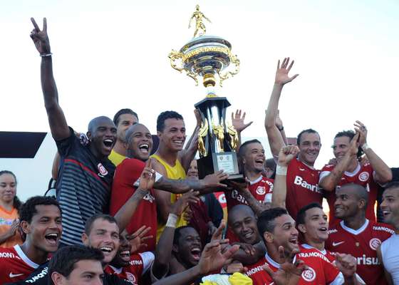 Jogadores do Inter fazem festa com a Taça Piratini; equipe colorada derrotou o São Luiz por 5 a 0 e venceu o primeiro turno do Campeonato Gaúcho