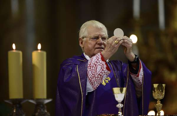 Entre os papáveis europeus, o cardeal italiano Angelo Scola, 71 anos, é visto como o preferido do papa Bento XVI. O sinal teria sido dado em 2011, quando Joseph Ratzinger promoveu Scola para o comando da diocese de Milão, uma das mais influentes da igreja católica o cargo já alçou a papa dois arcebispos no século XX, Paulo VI e Pio XI.