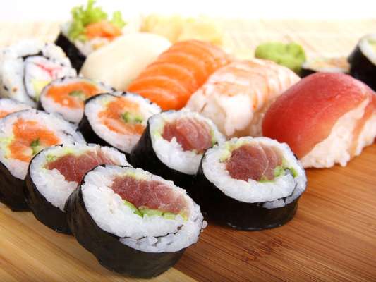 A nutricionista Rachel Beller alerta que o sushi pode não ser uma opção de alimento saudável e pouco calórico. "Um sushi típico contém entre 290 e 350 calorias e possui uma quantidade de carboidrato equivalente a duas fatias e meia de pão", afirmou ela