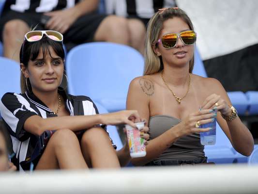 Rio de Janeiro e São Paulo organizaram os clássicos Vasco x Botafogo e São Paulo x Palmeiras no último domingo, o que animou as torcidas dos times envolvidos. Confira a seguir a festa, as provocações e a alegria dos torcedores
