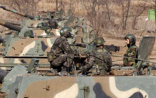 Soldados sul-coreanos conversam em cima de tanque durante exercício militar conjunto entre tropas de seu país e dos Estados Unidos em Paju, nas proximidades da fronteira com a Coreia do Norte. Os dois países iniciaram o evento anual nesta segunda-feira, mesmo dia em que a Coreia do Norte declarou "completamente nulo" o armistício que pôs fim à Guerra da Coreia (1950-53) e garantiu que está se preparando para uma guerra iminente contra a Coreia do Sul e os Estados Unidos