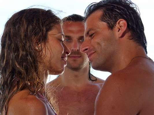 Flor do Caribe estreia nesta segunda-feira (11). A novela vai contar a história do romance entre Cassiano e Ester, casal interpretado por Henri Castelli e Grazi Massafera. De origem humilde, os dois se apaixonam quando jovens e têm planejado o resto de uma vida juntos. Mas, um grande imprevisto acontece. Alberto, de Igor Rickli, um homem muito rico e apaixonado por Ester, passa por cima da amizade que tem com Cassiano para conquistar a moça. Ele chega a bolar um plano para se livrar do concorrente