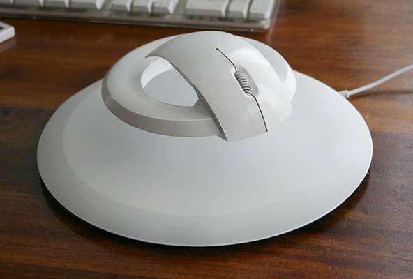 La empresa checa Kibardin diseñó un mouse que planea acabar con el síndrome del túnel carpiano, conocido coloquialmente como "síndrome del ratón". La enfermedad, que puede causar dolor y pérdida de la sensibilidad, es cada vez más habitual entre los usuarios de computadoras.