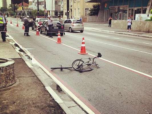 O atropelamento do limpador de vidros David Santos Souza, que teve o braço amputado ao ser atingido por um Honda Fit em alta velocidade na ciclofaixa da avenida Paulista, em São Paulo, no dia 10 de março de 2013, causou revolta e comoção em todo o País. Porém, trata-se apenas de mais um capítulo em uma série de acidentes graves que vitimaram ciclistas no Brasil nos últimos anos. Veja nesta galeria alguns dos acidentes envolvendo ciclistas que marcaram o Brasil