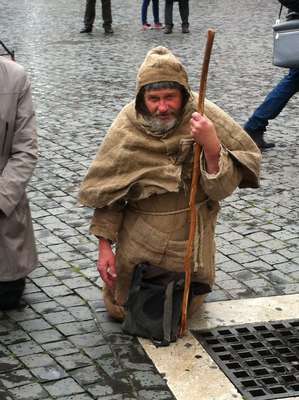 Vestido com um hábito franciscano em juta, carregando um cajado, uma sacola pendurada nos ombros e com os pés descalços, Massimo Coppo, 64 anos, atraiu a atenção dos jornalistas e dos fiéis reunidos na Praça São Pedro, no Vaticano, nesta terça-feira. Ajoelhado, com os pés inchados e sob uma forte chuva, esse peregrino veio de Assis, a 180 quilômetros de Roma, só para assistir ao anúncio do novo papa
