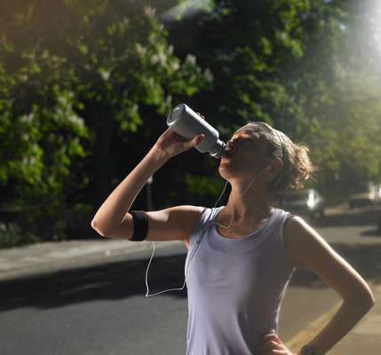No son pocos los practicantes de deportes que cambian el agua por bebidas energizantes e isotónicas después de ejercitarse.