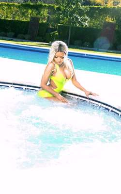 Nick Minaj postou fotos do set de filmagem de High School, clipe da música em parceria com Lil Wayne