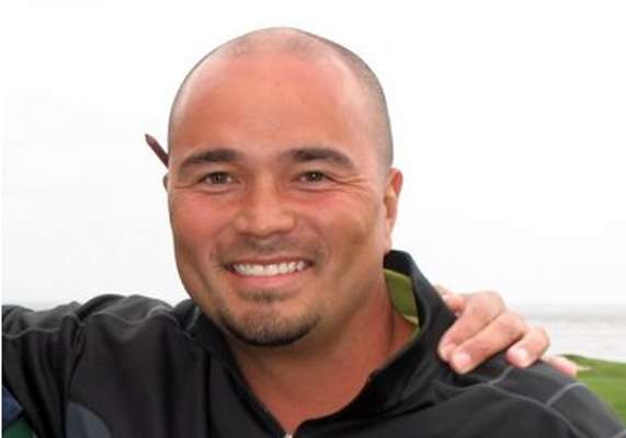 La tierra sigue haciendo de las suyas al devorar a los humanos. Esta vez un hombre identificado como Mark Mihal disfrutaba de una buena ronda inicial en el campo de golf Annbriar, en el sur de Illinois, cuando notó una depresión inusual en el fairway del hoyo 14. Mientras comentaba con sus amigos lo difícil que sería sacar la pelota de ahí, se acercó. Apenas dio un paso en la sección irregular, cuando la tierra literalmente se lo tragó. Se abrió un agujero de alrededor de medio metro de diámetro y el agente hipotecario de 43 años se desplomó por un socavón.