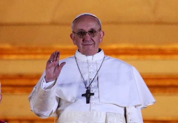 O cardeal argentino Jorge Mario Bergoglio foi escolhido novo papa da Igreja Católica. Bergoglio nasceu em 1936 em Buenos Aires. Ele foi nomeado cardeal em 2001 por João Paulo II. O novo papa não estava entre os principais cotados por especialistas, nem por casas de apostas. Ele é o primeiro papa sul-americano. O nome Francisco é uma homenagem a São Francisco de Assis