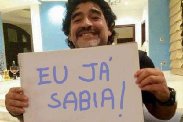 Imagem de Maradona segurando cartaz de 'Eu já Sabia' se espalhou pelas redes sociais após o anúncio do Papa argentino