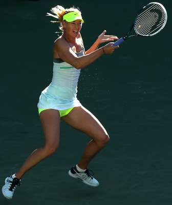 A WTA (Associação de Tênis Feminino) vive um dilema com o alto volume dos sons feitos por jogadoras como a russa Maria Sharapova (foto), cujos gritos ao golpear a bola durante as partidas passam pela casa dos 100 decibéis. Presidente da WTA, Stacey Allaster disse querer silenciar o jogo, analisando que os altos gritos são prejudiciais para a obtenção de patrocinadores. Ela estuda a introdução de um medidor de gemido que poderia servir para punir as jogadoras durante as partidas. Navegue pelas próximas páginas e confira as tenistas - aposentadas ou ainda em atividade - que mais gritam em quadra: