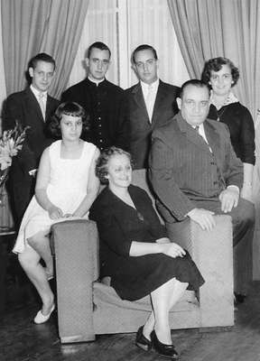 Momentos da infância e da juventude de Jorge Mario Bergoglio, o papa Francisco, décadas antes de ser eleito o 266º Sumo Pontífice da Igreja Católica, foram reveladas pelos autores do livro El Jesuita: la historia de Francisco, el Papa argentino, Sergio Rubín e Francesca Ambrogetti. Na imagem, sem data definida, o argentino aparece com sua família: mãe, pai (sentados) e irmãos. Jorge Bergoglio é o segundo, da esquerda para a direita
