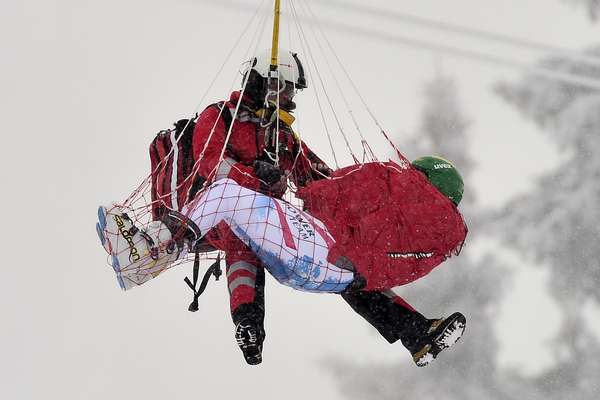 O austríaco Klaus Kroell precisou ser socorrido com ajuda de helicóptero depois de sofrer acidente durante competição de esqui nesta quinta-feira, em Schladming, na Áustria; veja