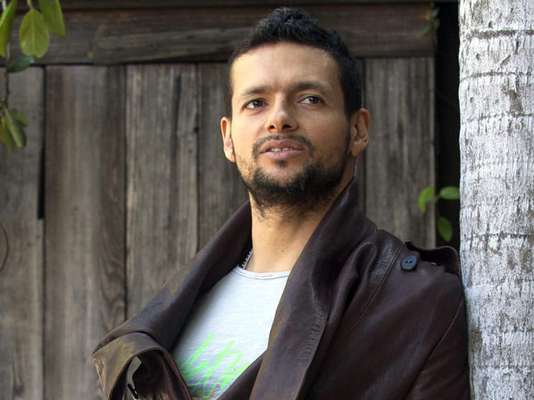 Draco Rosa puede considerarse como un guerrero que utilizó el talento musical para apoyar su lucha contra una terrible enfermedad y vivir para contarlo, pues la estrella creó su nueva producción discográfica "Vida", un disco de duetos forjado entre el hospital y su estudio de grabación, como respuesta al cáncer que le diagnosticaron hace dos años, el cual presenta el 19 de marzo como la banda sonora de su renacimiento.