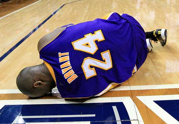 Estrela do Los Angeles Lakers, Kobe Bryant se lesionou durante derrota para o Atlanta Hawks e criou polêmica com Dahntay Jones, adversário que teria feito falta de propósito; veja