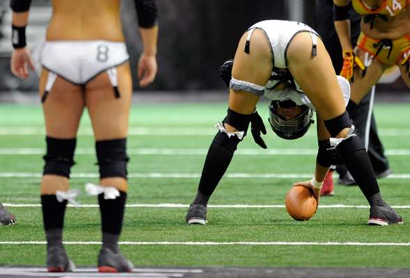 Algumas categorias femininas demandam que as atletas usem trajes curtos ou até mesmo biquínis como uniformes: caso do vôlei de praia e do atletismo, por exemplo. Outros, como o Lingerie Bowl, tem como intuito apenas promover a modalidade. Confira, a seguir, esportes nas quais as competidoras usam biquínis, tops, lingeries ou roupas bem pequenas em ação: