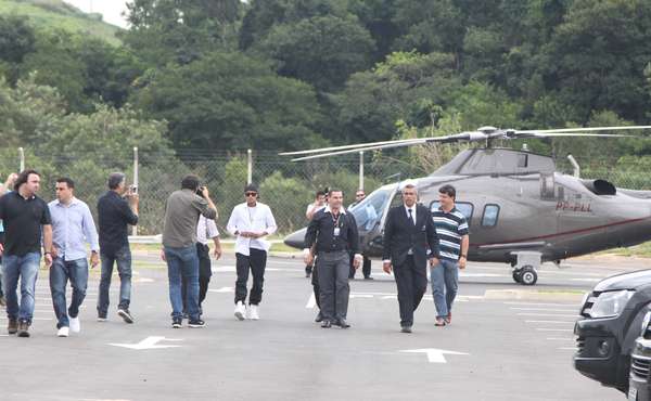 Estrela de propaganda de cueca, Neymar ajeitou Campinas nesta quinta-feira: chegou de helicóptero para sessão de autógrafos no Shopping Parque das Bandeiras