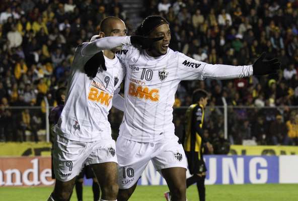Diego Tardelli e Ronaldinho comemoram gol do Atlético-MG contra o The Strongest; equipe de Belo Horizonte venceu por 2 a 1 e garantiu vaga às oitavas de final da Copa Libertadores