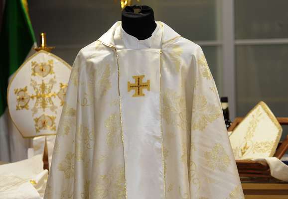 A roupa que o papa Fracisco usará na Missa de Inauguração de seu pontificado é branca com detalhes em dourado