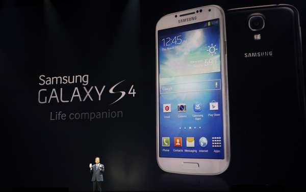 O chefe da divisão de aparelhos móveis da Samsung, J. K. Shin, mostra o novo smartphone da companhia, o Galaxy S4
