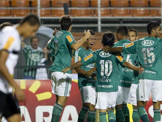 O Palmeiras voltou a fazer gol e a vencer depois de três jogos nesta quinta-feira, bateu o Paulista de Jundiaí por 2 a 1 no Estádio do Pacaembu, em jogo adiado da décima rodada, e assumiu a sexta posição do Campeonato Paulista