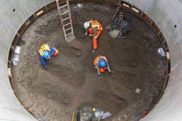 Em um dos maiores anúncios do mês de março, arqueólogos confirmaram a descoberta de um cemitério perdido durante escavações para a construção de um projeto bilionário de expansão das linhas ferroviárias em Londres. A descoberta vai ajudar os especialistas a esclarecer a morte de milhares de pessoas pela peste negra há mais de 650 anos