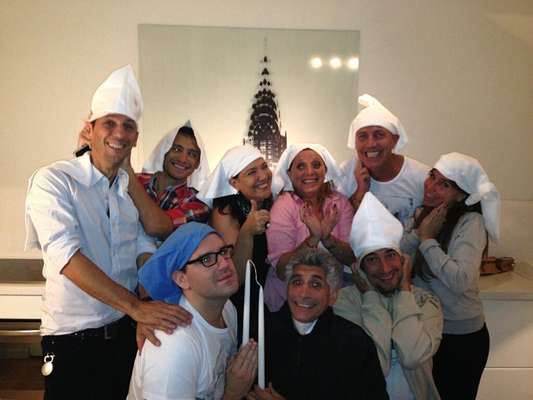 La asunción de Bergoglio como nuevo Papa fue la excusa genial para que una reunión de amigos encabezada por Marley y Florencia Peña se transformara en una fiesta. Ellos, más Elizabeth Vernaci, Humberto Tortonese y Diego Ramos junto a otros amigos se sumaron a la cena. Este jueves, en medio de la conmoción mundial por un Papa argentino, aprovecharon para bromear, olvidándose de videos hot y polémicas.
