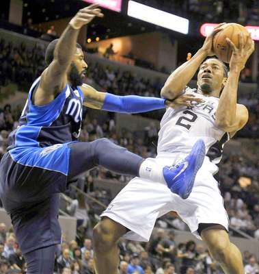 Mavericks vs. Spurs: Kawhi Leonard (2) recibe una falta sobre O.J. Mayo.