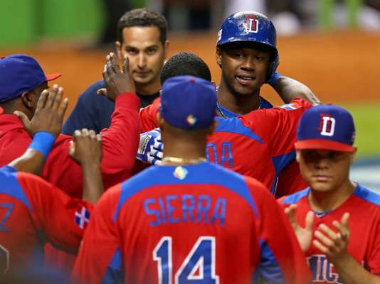 El emergente Erick Aybar remolcó la carrera decisiva en la novena entrada y República Dominicana derrotó el jueves por 3-1 a Estados Unidos para avanzar a las semifinales del Clásico Mundial de Béisbol.